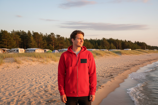 Person som bär din röda zip hoodie på kustkampingplats