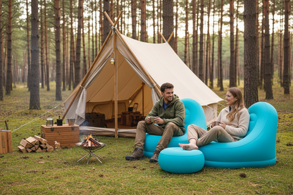 Två uppblåsbara soffor utanför tält